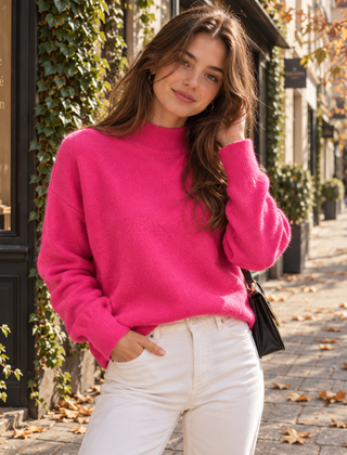 Maglione donna fucsia a collo alto con polsini a coste, indossato con pantaloni bianchi