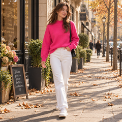 Modella cammina con maglione fucsia a collo alto, maniche lunghe e fondo a costine