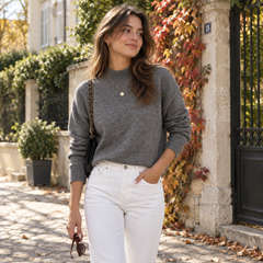 Maglione donna grigio a collo alto con fondo a costine e pantaloni bianchi