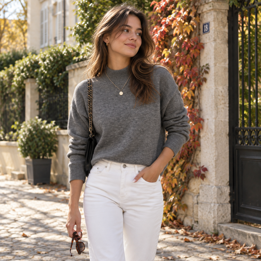 Maglione donna grigio a collo alto con fondo a costine e pantaloni bianchi
