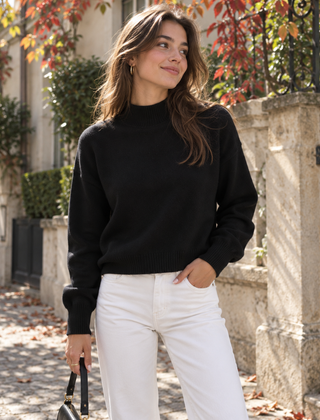 Maglione donna nero a collo alto con fondo e polsini a costine, pantaloni panna