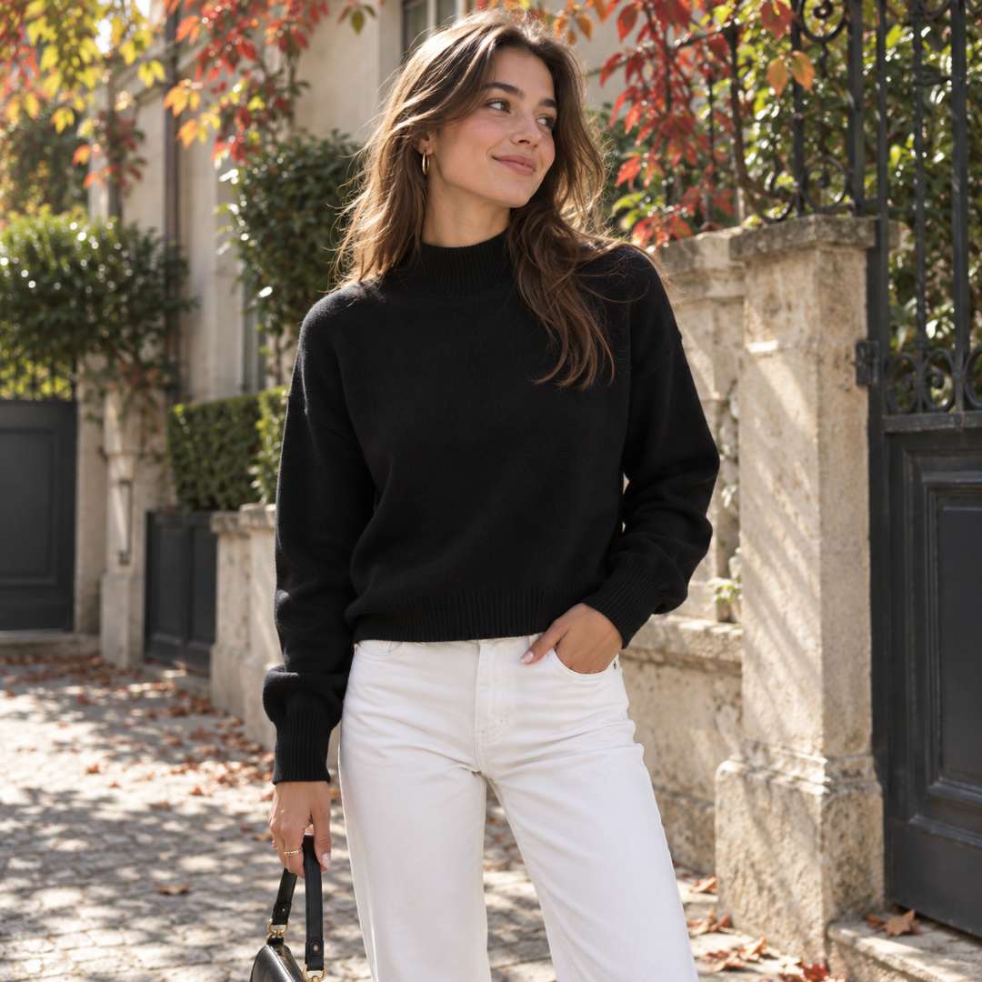 Maglione donna nero a collo alto con fondo e polsini a costine, pantaloni panna