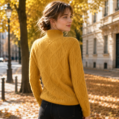 Retro del maglione giallo a collo alto con motivo a rombi e fondo a coste