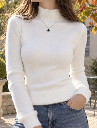 Maglione bianco a collo alto con polsini a coste e maniche lunghe