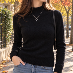 Maglione nero a collo alto con maniche lunghe e borsa a spalla