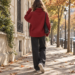 Vista posteriore del maglione rosso con orlo a coste e collo alto