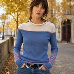 Maglione donna blu con parte alta crema, collo ampio e righe sulle maniche lunghe