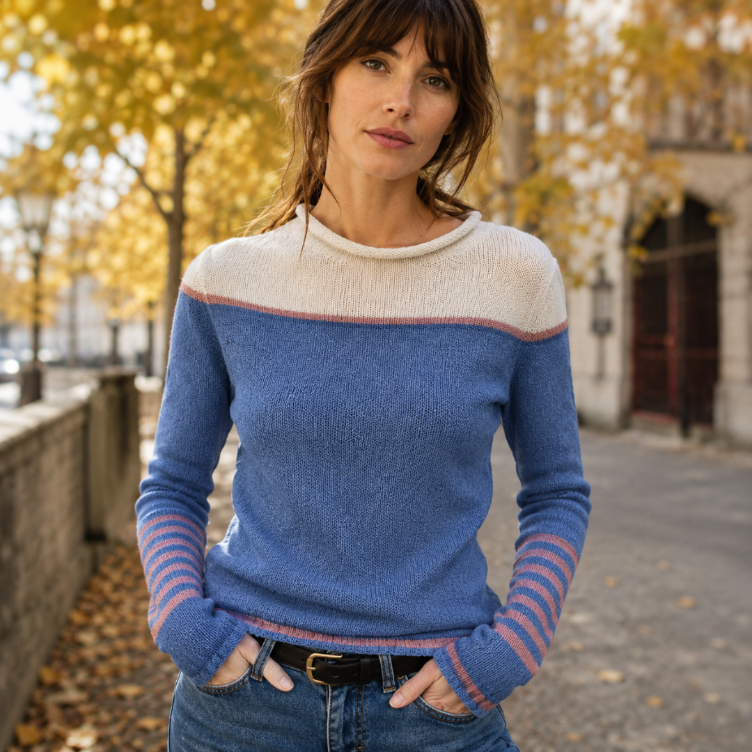 Maglione donna blu con parte alta crema, collo ampio e righe sulle maniche lunghe