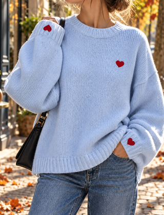 Maglione donna azzurro a girocollo con piccolo cuore rosso ricamato