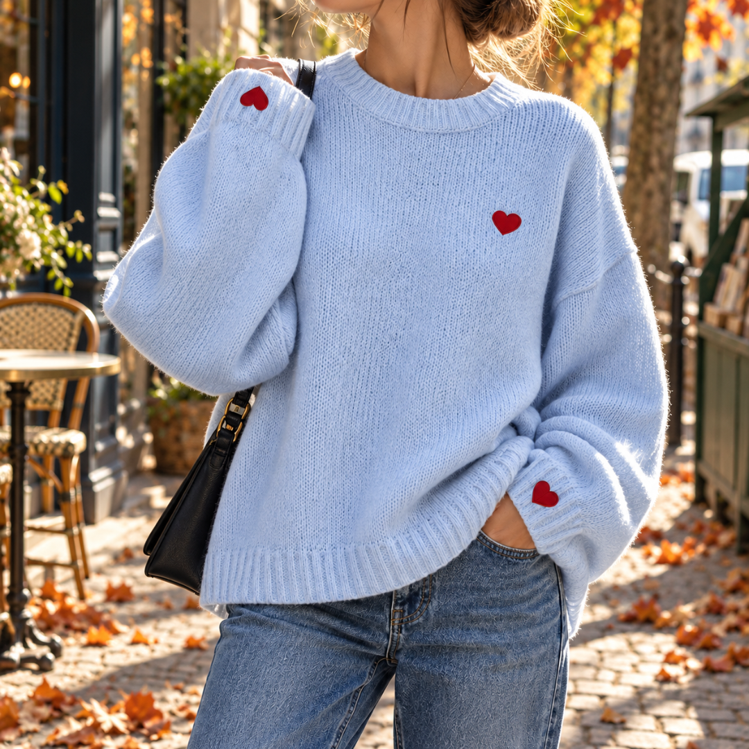 Maglione donna azzurro a girocollo con piccolo cuore rosso ricamato