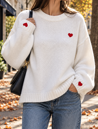 Maglione donna bianco a girocollo con cuore rosso ricamato sul petto