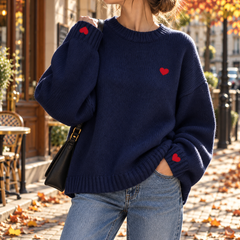 Maglione donna blu navy con spalle scese e cuore rosso sul petto