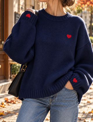 Maglione donna blu navy con spalle scese e cuore rosso sul petto