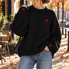 Maglione donna nero a girocollo con cuori ricamati su petto e polsino