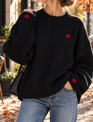 Maglione donna nero a girocollo con cuori ricamati su petto e polsino