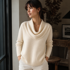 Maglione donna beige con ampio collo drappeggiato e orlo a coste