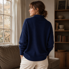 Retro del maglione blu navy con orlo a coste e maniche lunghe
