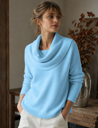 Maglione donna blu chiaro con ampio collo drappeggiato e polsini a coste