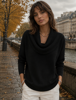 Maglione donna nero con ampio collo drappeggiato a coste e maniche lunghe
