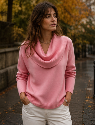 Maglione donna rosa con collo drappeggiato a coste indossato in strada