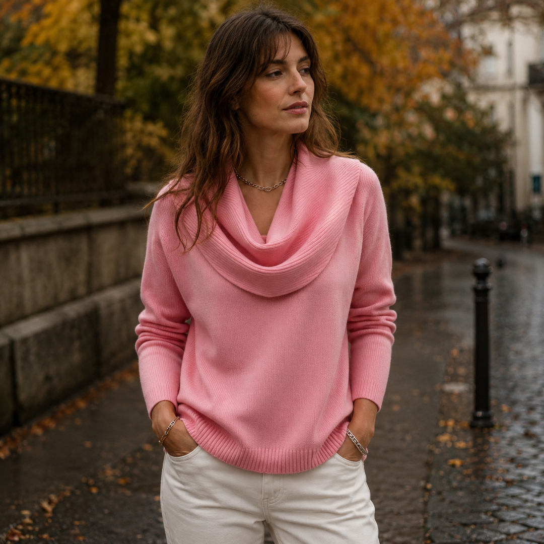 Maglione donna rosa con collo drappeggiato a coste indossato in strada
