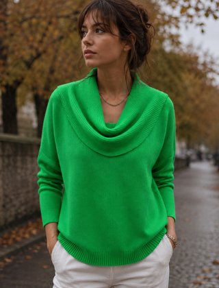 Maglione donna verde acceso con ampio collo drappeggiato e maniche lunghe