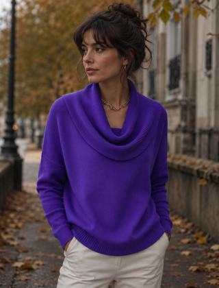Maglione donna viola con collo drappeggiato a coste indossato all'aperto