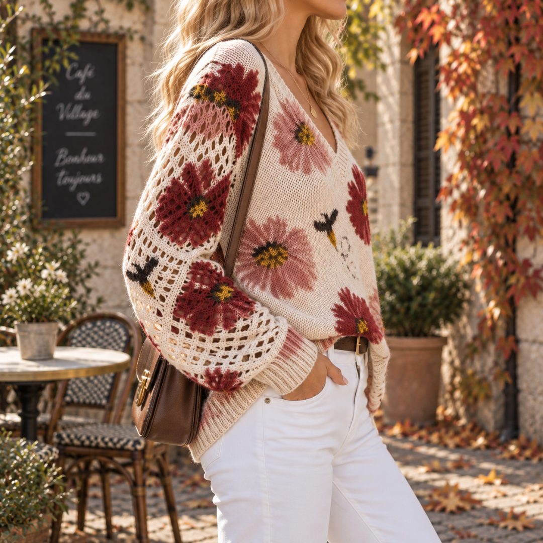 Vista laterale del maglione donna rosso a fiori con manica traforata a rete