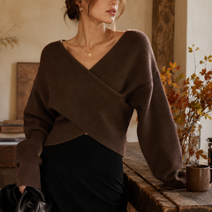Maglione marrone scuro incrociato con maniche lunghe e gonna nera