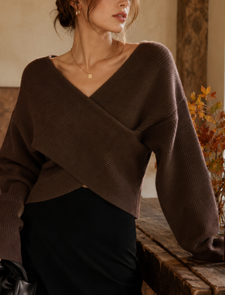 Maglione marrone scuro incrociato con maniche lunghe e gonna nera