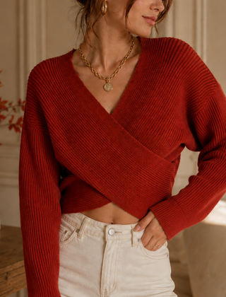 Maglione donna rosso incrociato con scollo a V e polsini a coste