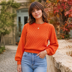 Maglione donna arancione intrecciato con girocollo a coste e polsini stretti
