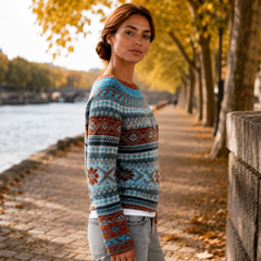 Vista laterale del maglione donna blu con bande geometriche e polsini a contrasto