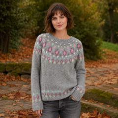 Maglione grigio con motivo geometrico rosa sul carré e bordi a costine