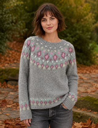 Maglione grigio con motivo geometrico rosa sul carré e bordi a costine