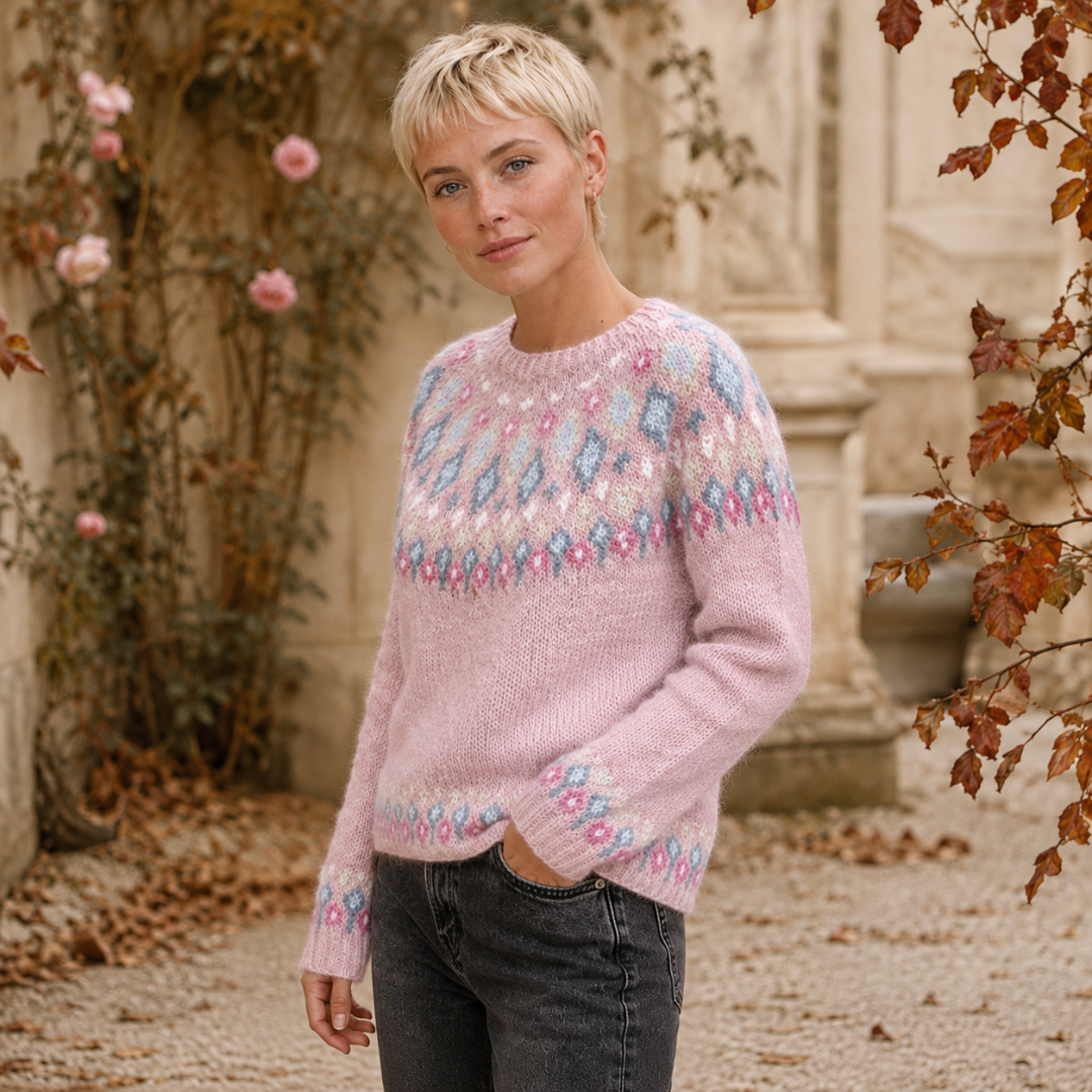 Maglione rosa a maniche lunghe con motivo geometrico pastello sul carré, posa di tre quarti