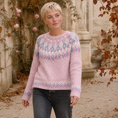 Maglione rosa a girocollo con motivo geometrico, indossato con pantaloni grigio scuro