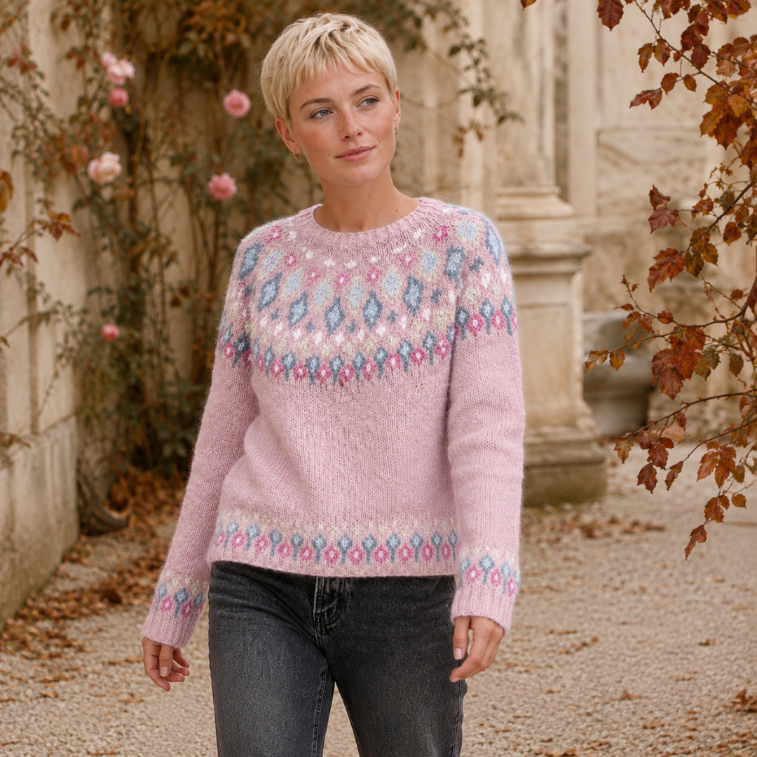Maglione rosa a girocollo con motivo geometrico, indossato con pantaloni grigio scuro