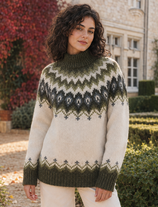 Maglione beige con jacquard verde, collo alto a coste e bordo decorato sul fondo