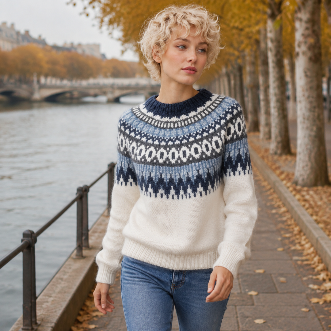 Donna cammina con maglione bianco jacquard nordico e maniche lunghe con polsi a coste