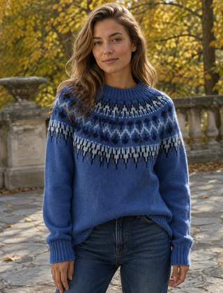 Maglione blu con jacquard nordico bianco sullo sprone e maniche lunghe