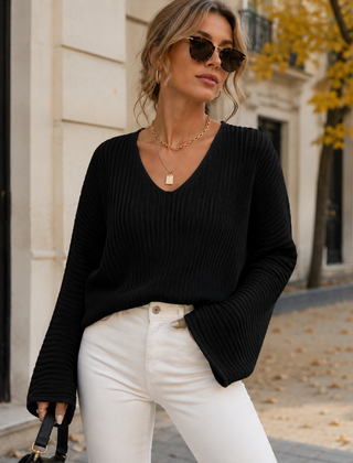 Maglione donna nero a coste con scollo a V e maniche lunghe svasate