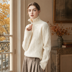 Maglione donna bianco a trecce con collo alto e mezza zip aperta