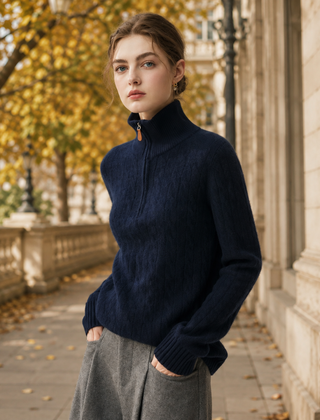 Maglione donna blu navy con mezza zip e maglia intrecciata sul davanti
