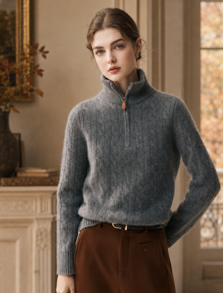 Maglione donna grigio a collo alto con mezza zip e polsini a coste