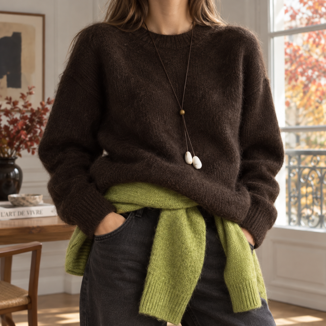 Maglione donna marrone oversize a girocollo con polsini a coste e spalle scese