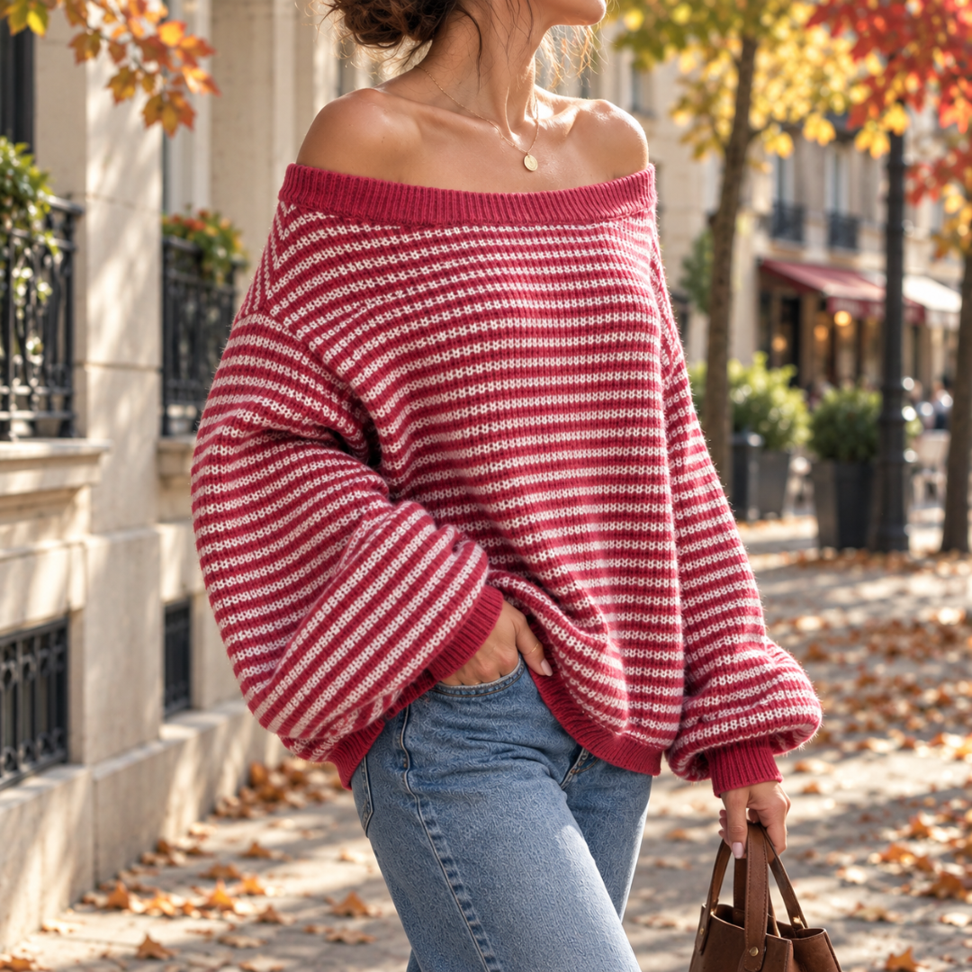 Maglione rosso a righe con scollo a barca aperto e pantaloni chiari