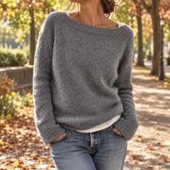 Maglione donna grigio a scollo a barca con polsini a coste e pantaloni azzurri