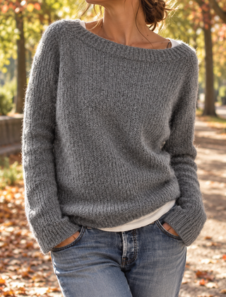 Maglione donna grigio a scollo a barca con polsini a coste e pantaloni azzurri
