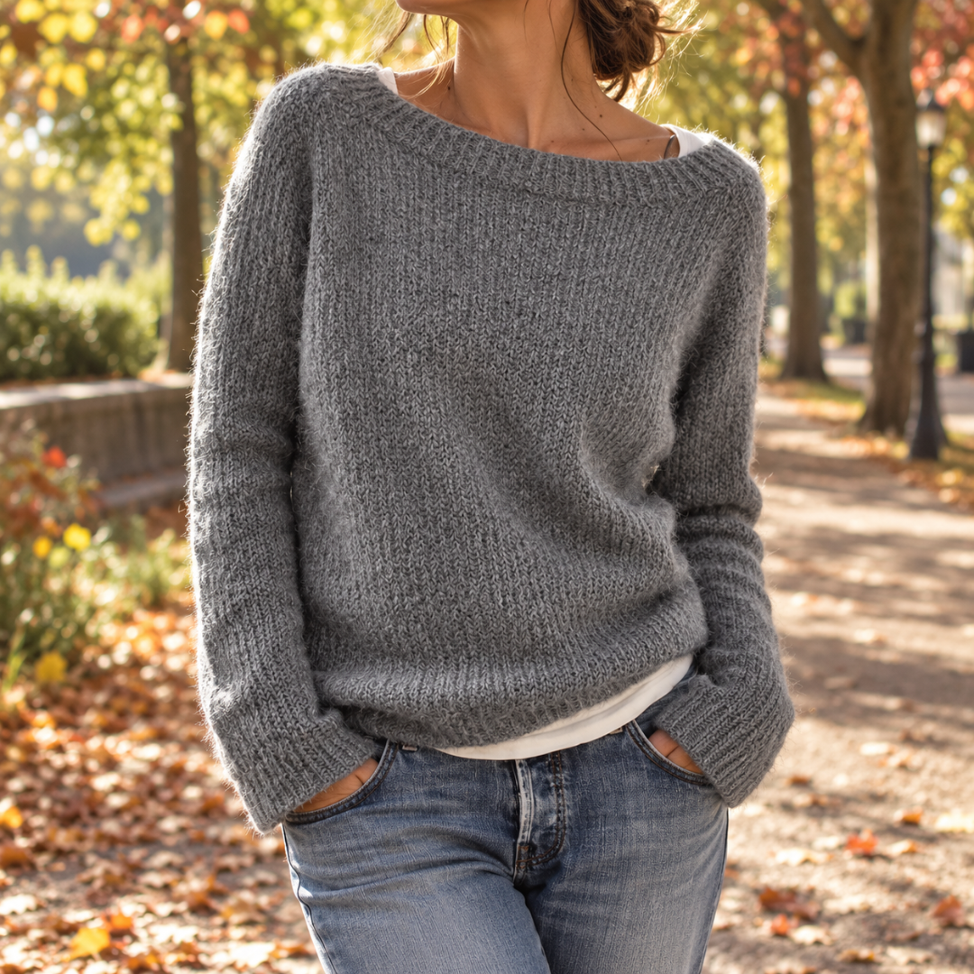 Maglione donna grigio a scollo a barca con polsini a coste e pantaloni azzurri